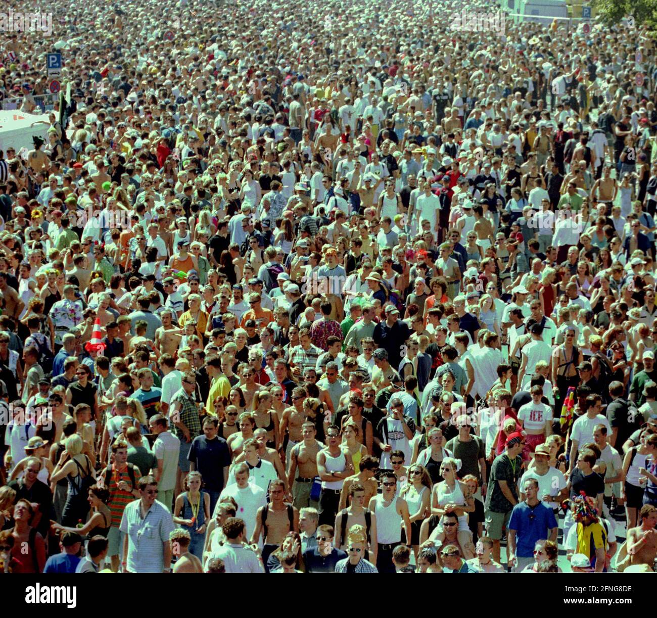 90s rave crowd hi-res stock photography and images - Alamy