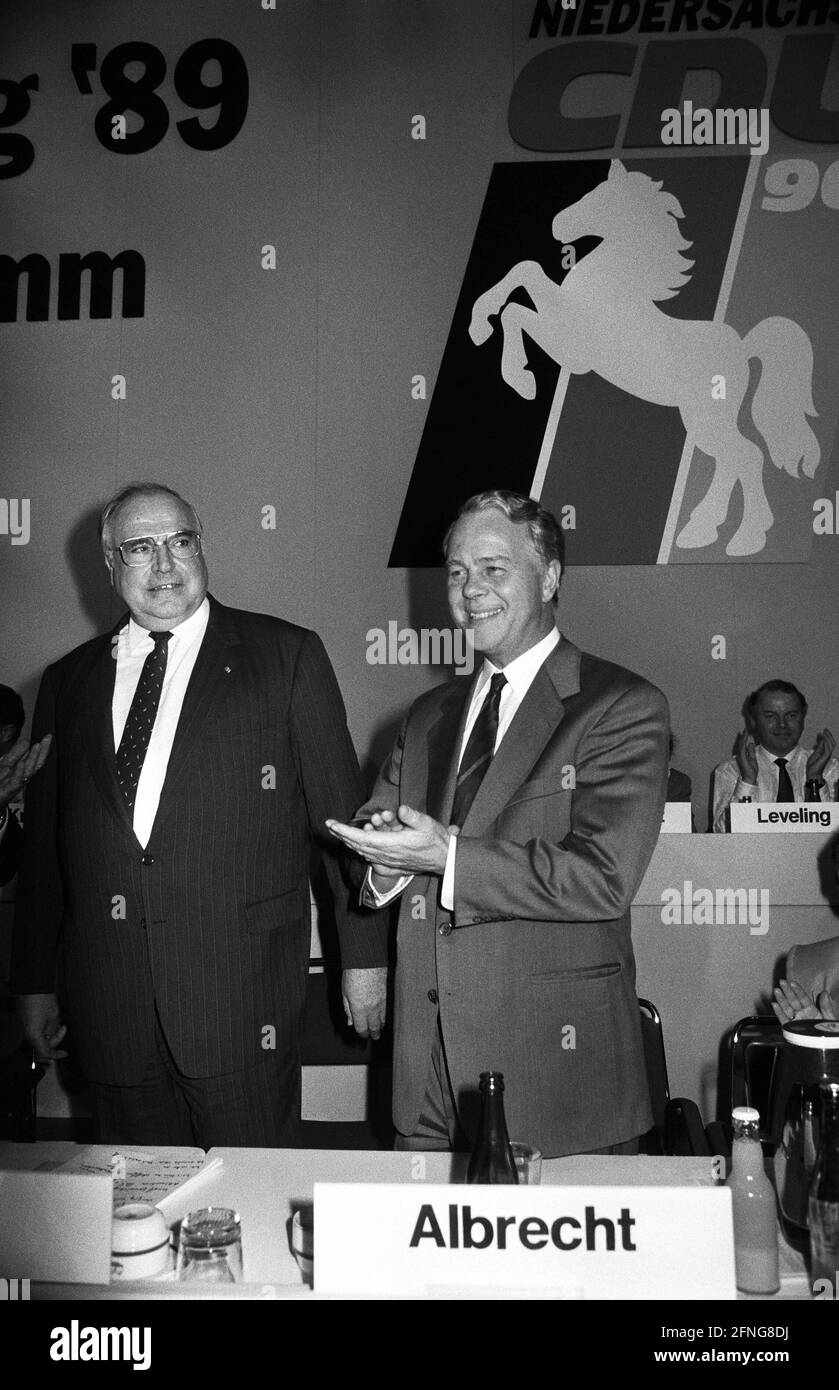 Germany, Hanover, 13.10.1989. Archive No: 09-61-12 CDU state party conference Lower Saxony Photo: CDU Federal Chairman Helmut Kohl (centre) Ernst Albrecht (right), Minister President of Lower Saxony and Wilfried Hasselmann, State Chairman of the CDU [automated translation] Stock Photo
