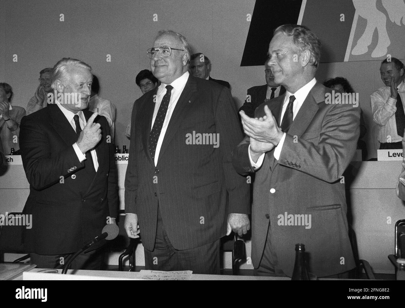 Germany, Hanover, 13.10.1989. Archive No: 09-61-19 CDU state party conference Lower Saxony Photo: CDU Federal Chairman Helmut Kohl (centre) Ernst Albrecht (right), Minister President of Lower Saxony and Wilfried Hasselmann, State Chairman of the CDU [automated translation] Stock Photo