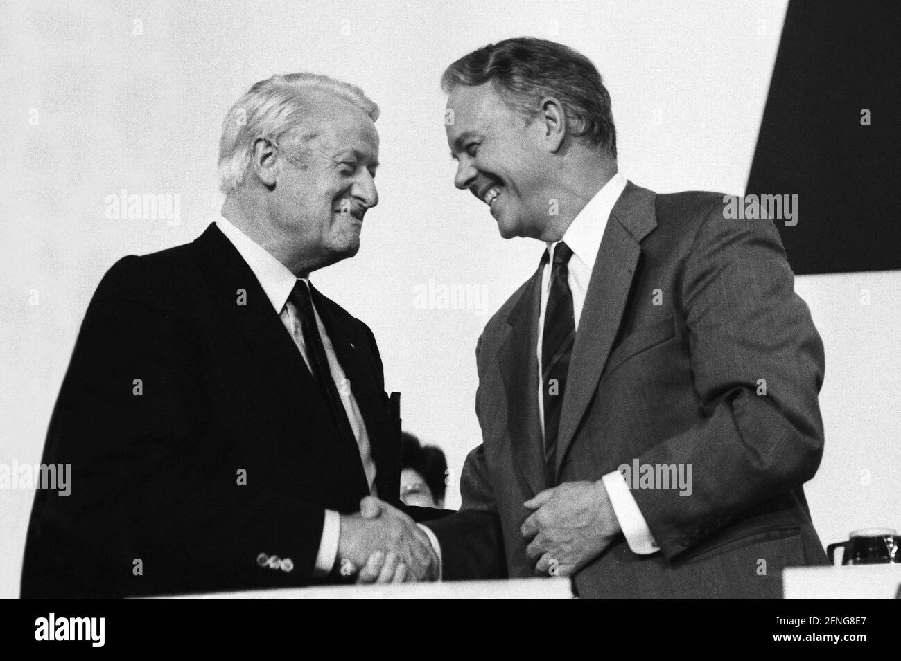 Germany, Hanover, 13.10.1989. Archive no.: 09-53-04 CDU-Landesparteitag-Niedersachsen Photo: Ernst Albrecht and Wilfried Hasselmann, regional chairman of the CDU [automated translation] Stock Photo