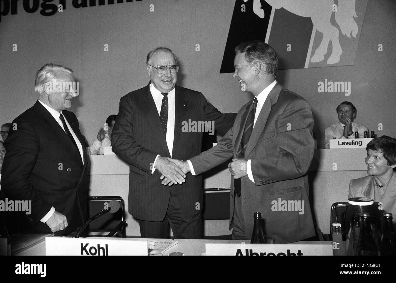 Germany, Hanover, 13.10.1989. Archive No: 09-61-07 CDU state party conference Lower Saxony Photo: CDU Federal Chairman Helmut Kohl (centre) Ernst Albrecht (right), Minister President of Lower Saxony and Wilfried Hasselmann, State Chairman of the CDU [automated translation] Stock Photo