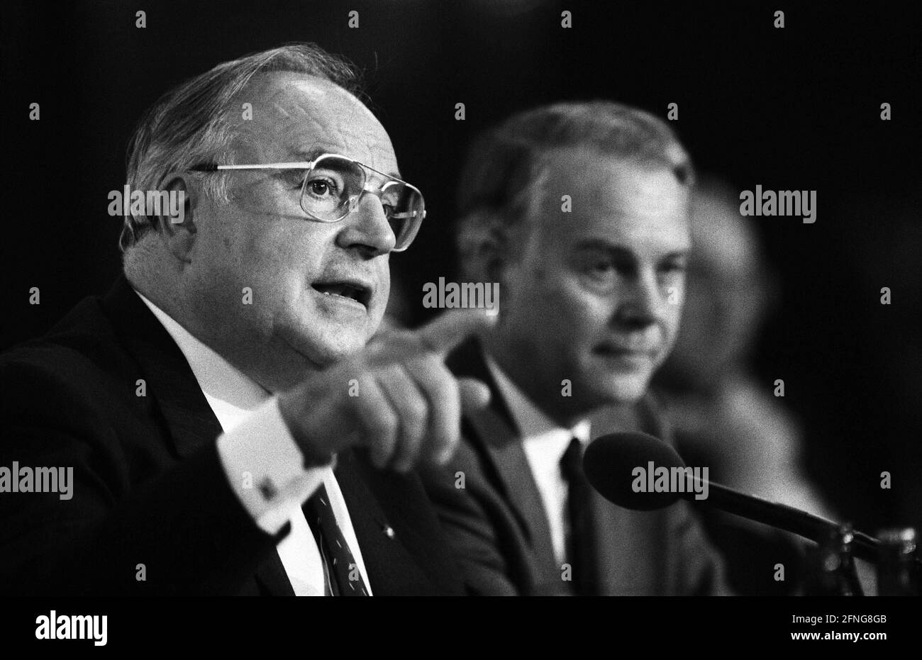 Germany, Hanover, 13.10.1989. Archive No: 09-62-21 CDU state party conference Lower Saxony Photo: CDU Federal Chairman Helmut Kohl and Ernst Albrecht, Minister President of Lower Saxony [automated translation] Stock Photo