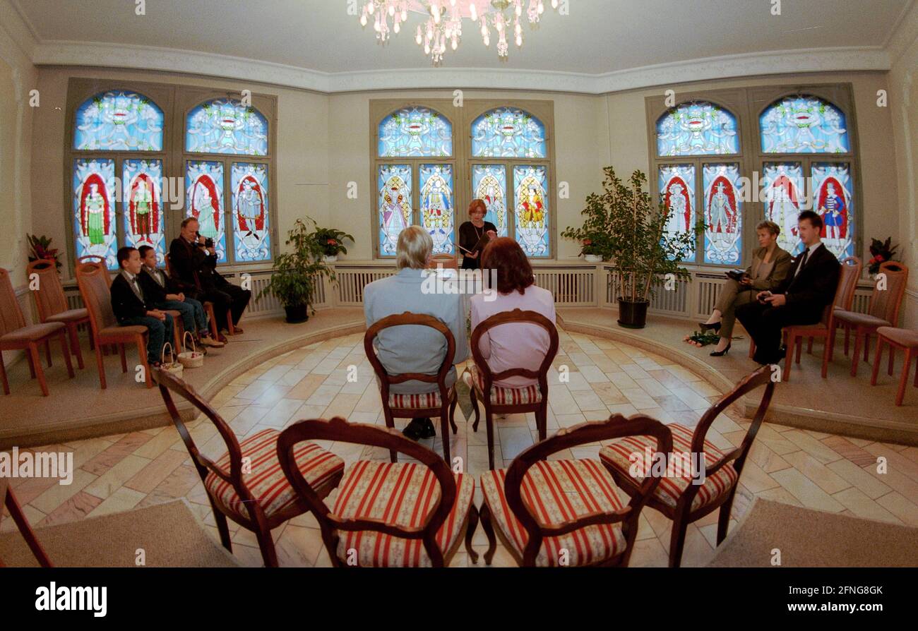 Berlin / Koepenick / registry office / marriage / 1998 wedding in front of a registrar in the city hall Koepenick // couple / wedding / officials / couple / marriage / districts [automated translation] Stock Photo