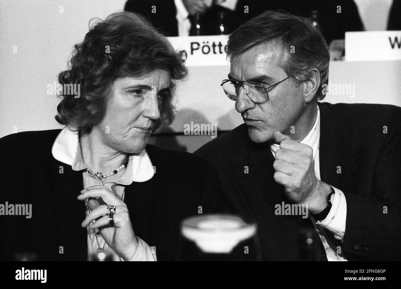 Germany, Hanover, 13.10.1989. Archive No: 09-57-11 CDU state party conference-Lower Saxony Photo: Josef Stock, Minister of the Interior-Lower Saxony and Birgit Breuel, Lower Saxony Minister of Finance [automated translation] Stock Photo