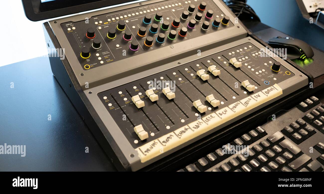 Modern recording studio mixing desk hires stock photography and images