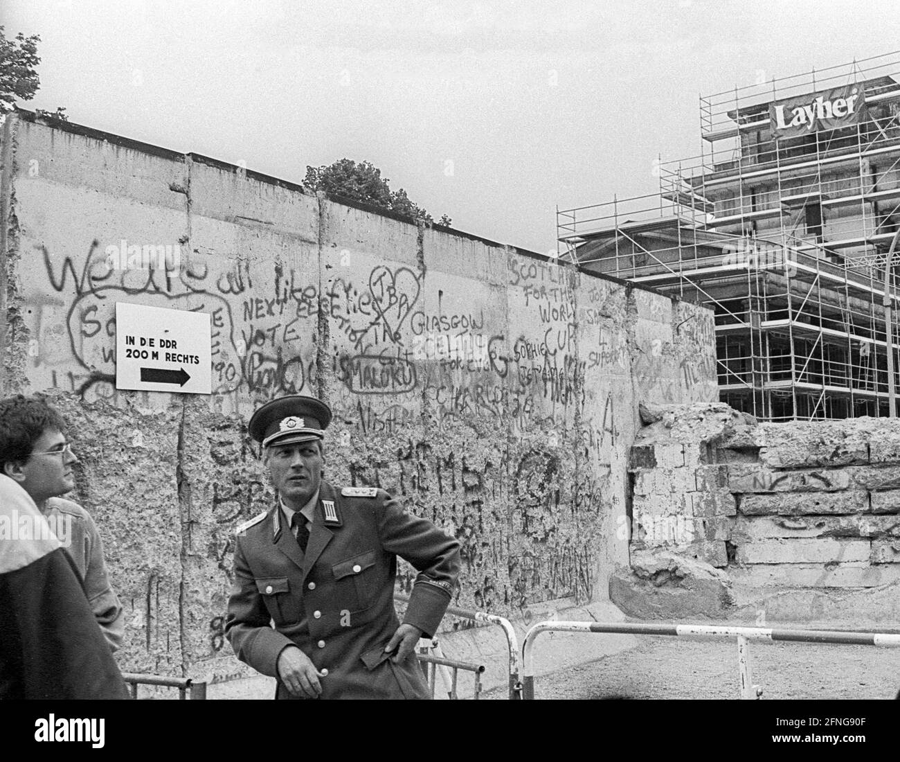 GDR, Berlin, 30.04.1990, border officer, NVA, wall at the Brandenburg Gate, [automated translation] Stock Photo