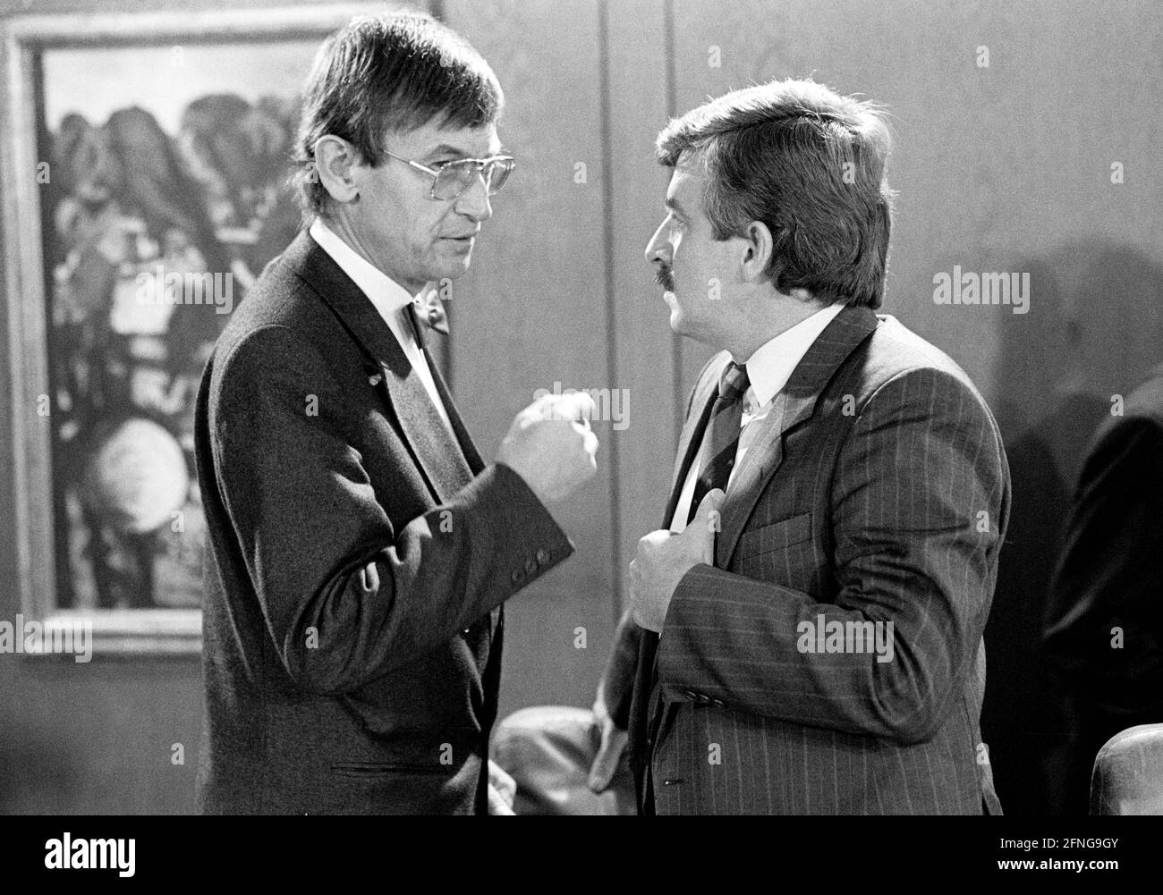 The Federal Ministers Heinz RIESENHUBER ( CDU ) and Juergen MOELLEMANN ( FDP ) at a cabinet meeting in September 1988. [automated translation] Stock Photo