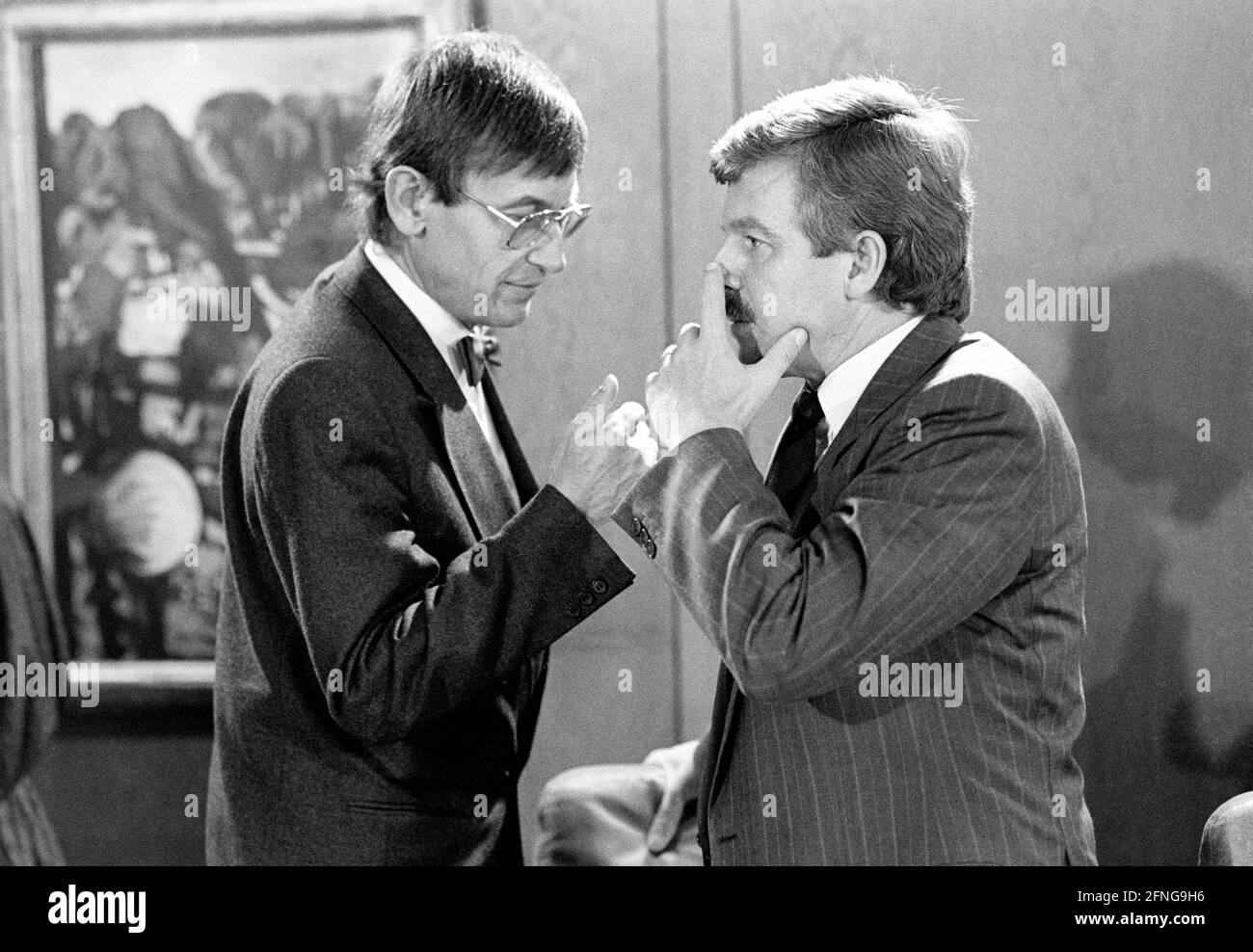 The Federal Ministers Heinz RIESENHUBER ( CDU ) and Juergen MOELLEMANN ( FDP ) at a cabinet meeting in September 1988. [automated translation] Stock Photo