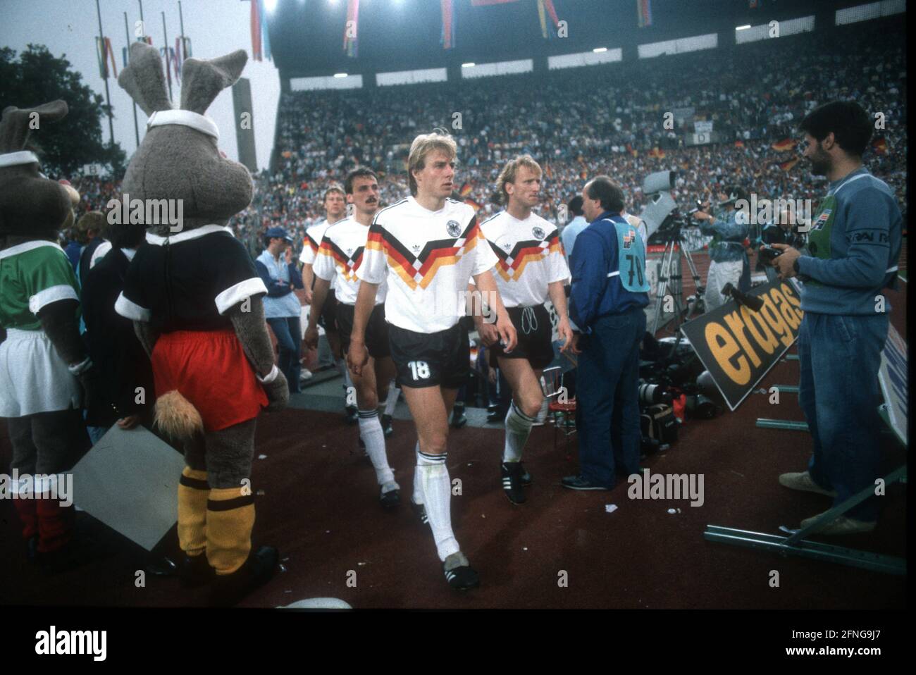 European Football Championship 1988 in Germany: Opening match Germany - Italy 1:1/11.06.1988 in Düsseldorf. The German team on the way to the pitch at the Rheinstadion in Düsseldorf. In front: Jürgen Klinsmann. Behind: Andy Brehme (right) and Jürgen Kohler. [automated translation] Stock Photo