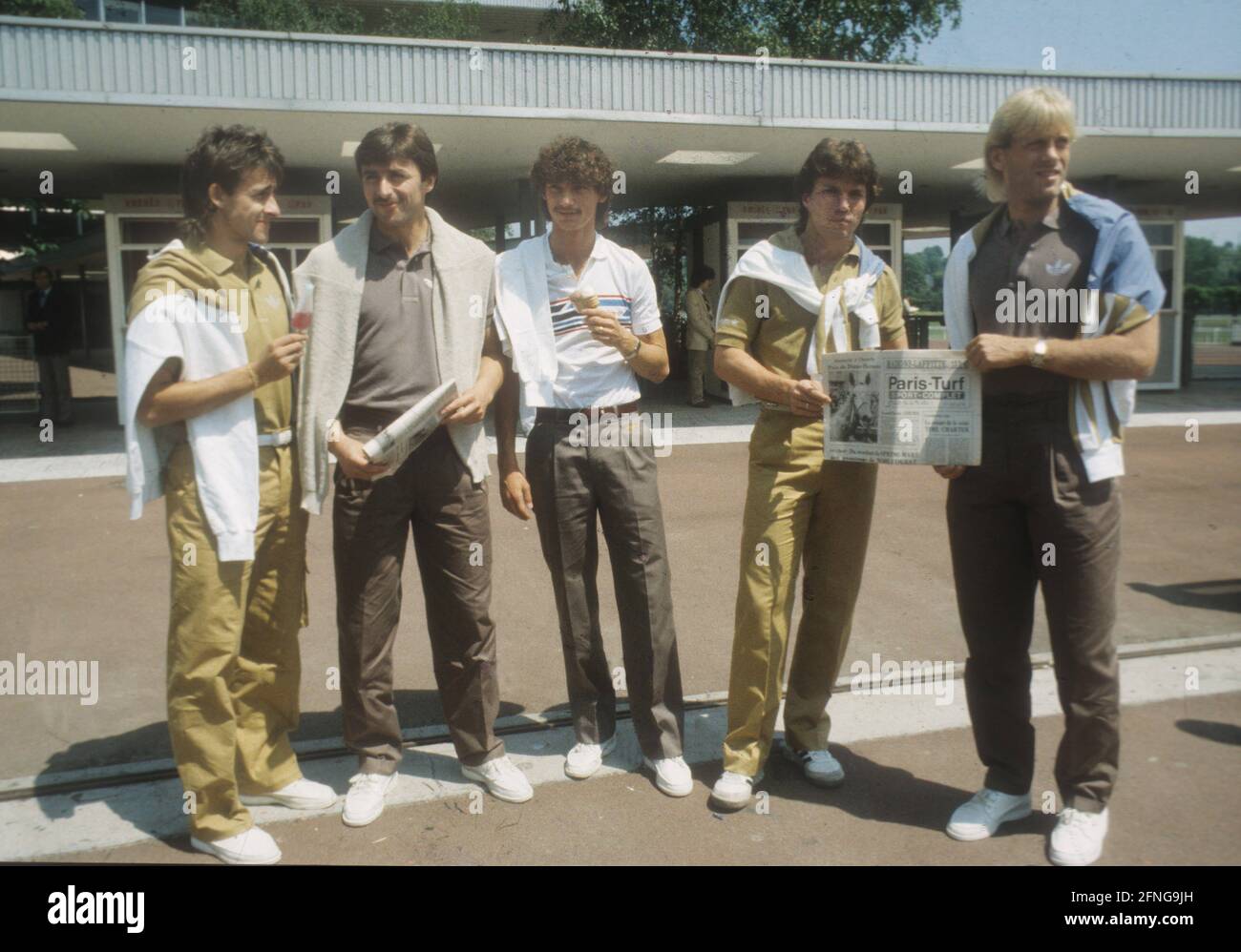 Football European Championship 1984 in France: Outing of the German national players in Paris 09.06.1984 (estimated). From left: Pierre Littbarski, Klaus Allofs, Ralf Falkenmayer, Lothar Matthäus and Hans Günter-Bruns in front of the racecourse. [automated translation] Stock Photo