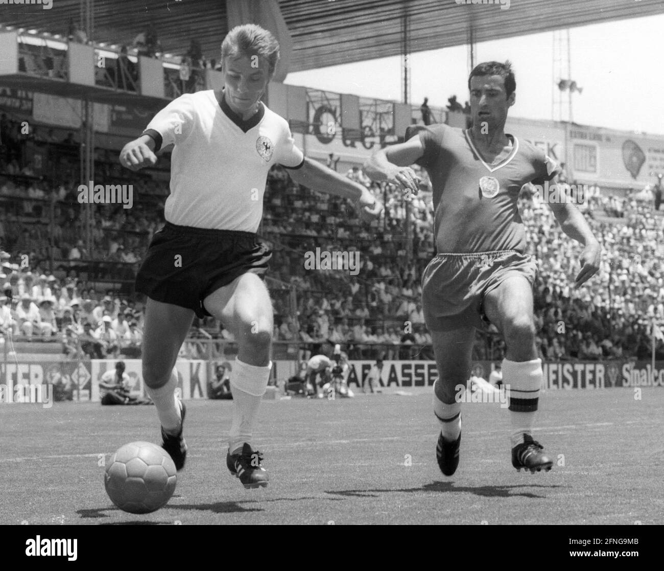 World Cup 1970 in Mexico: Germany - Bulgaria / 5:2 / 07.06.1970 in Leon.  Reinhard Libuda (Deut./li.) Action on the ball. [automated translation]  Stock Photo - Alamy