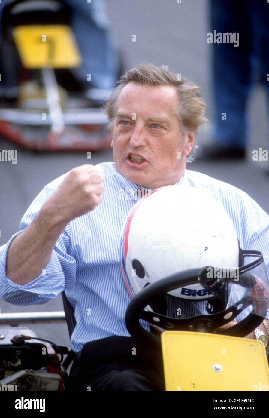 European Football Championship 1992 in Sweden: kart race in Norköpping. The president of VFB Stuttgart and later DFB president Gerhard Mayer-Vorfelder in the kart, combative, clenching his fist. 09.06.1992. [automated translation] Stock Photo