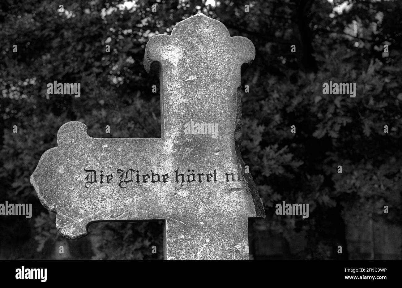 GDR, Berlin, 23.08.1990, Invalidenfriedhof: Cross: Die Liebe Höret ni ..., at Scharnhorststraße, at the wall to West Berlin, [automated translation] Stock Photo