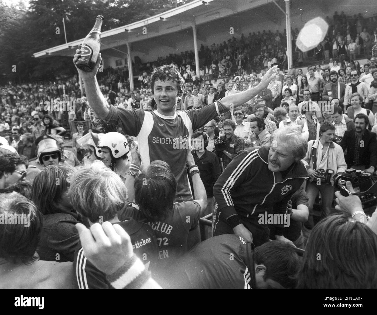 DSC Arminia Bielefeld promoted to the first Bundesliga after 2:0 victory over Fortuna Köln on 27.05.1978. Final cheer. [automated translation] Stock Photo