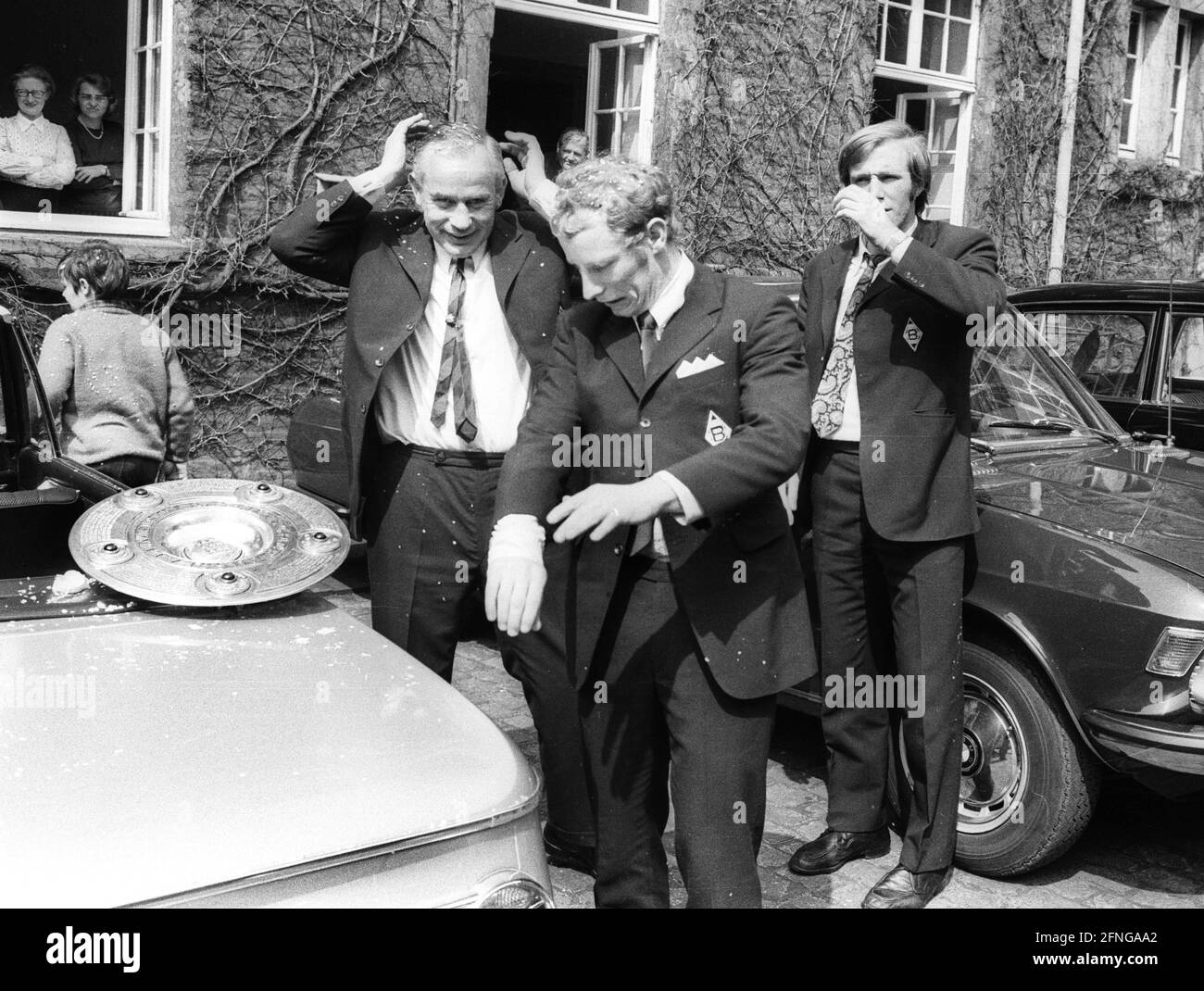 VFL Borussia Mönchengladbach German Football Champion 1969/70. After the drive through the city. From left: coach Hennes Weisweiler, Berti Vogts and Günter Netzer free themselves from the confetti. Rec. 05.05.1970. [automated translation] Stock Photo