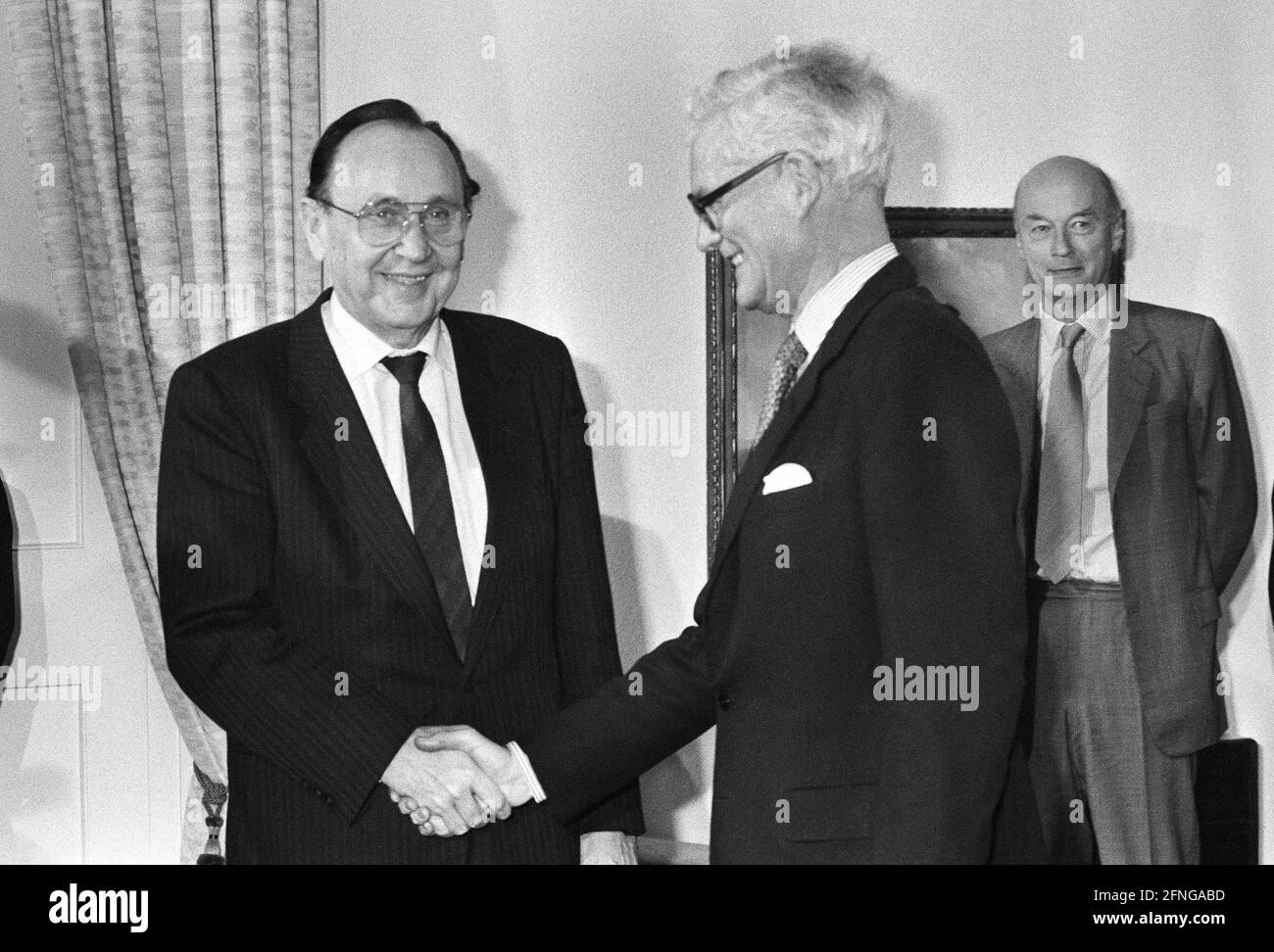 Germany, Bonn, 15.11.1989. Archive No: 10-51-05 Great Britain's Foreign Minister in Bonn Photo: Hans-Dietrich Genscher and Douglas Hurd [automated translation] Stock Photo