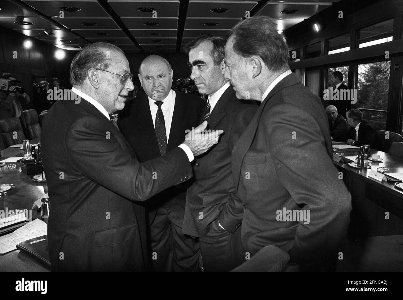 Germany, Bonn, 11.11.1989. Archive No.: 10-36-23 Cabinet meeting Photo: from left to right: Friedrich Zimmermann, Ignaz Kichle, Theo Waigel and Juergen Warnke in conversation [automated translation] Stock Photo