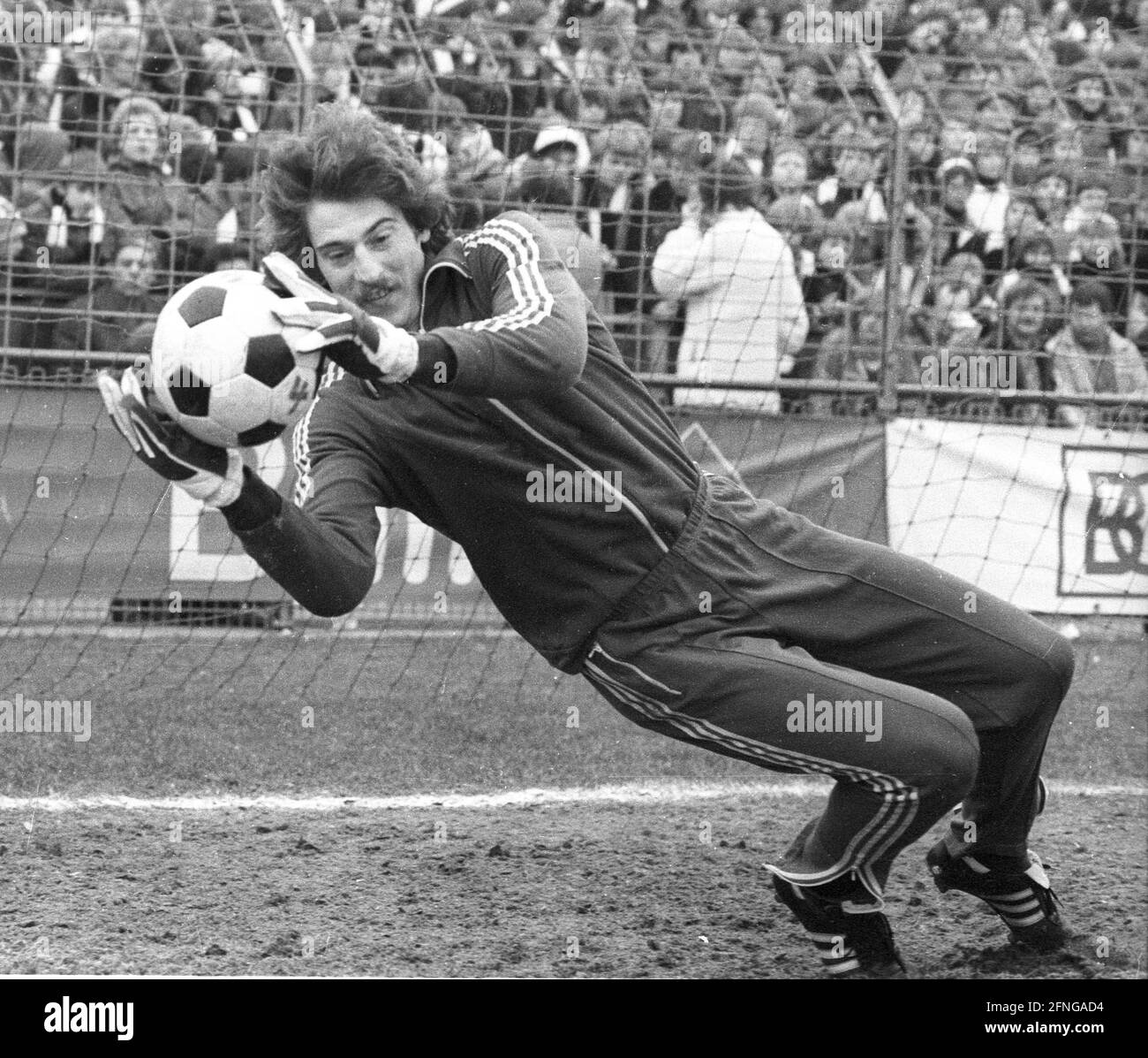 Arminia Bielefeld - Hannover 96 2:0 / 15.03.1980 / Goalkeeper Uli Ulrich Stein (Arm.) DFL REGULATIONS PROHIBIT ANY USE OF PHOTOGRAPHS AS IMAGE SEQUENCES AND/OR QUASI-VIDEO [automated translation] Stock Photo