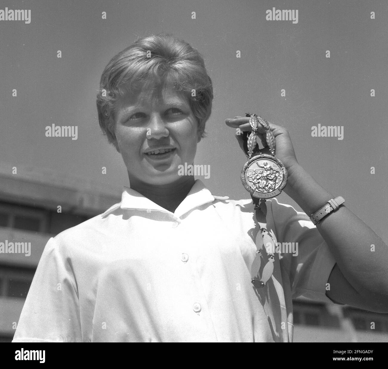 Olympic Games 1960 in Rome: Water Jumping: Ingrid Krämer (GER/GDR) with gold medal 28.08.1960. [automated translation] Stock Photo