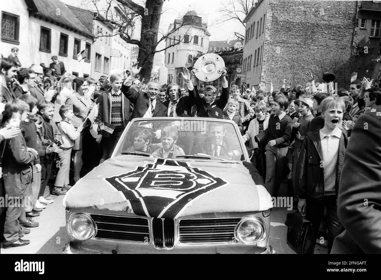 VFL Borussia Mönchengladbach German Football Champion 1969/70 during the drive through the city in the front of the car from the left coach Hennes Weisweiler, Günter Netzer and Berti Vogts with championship trophy.The motorcade is accompanied by many fans. Rec. 05.05.1970. [automated translation] Stock Photo