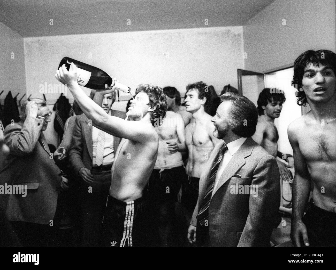 MTV Ingolstadt - 1. FC Nürnberg / 25.05.1980/ FCN players celebrate promotion with champagne in the dressing room. Left with glasses coach Robert Gebhardt , in front president Michael A. Roth, DFL REGULATIONS PROHIBIT ANY USE OF PHOTOGRAPHS AS IMAGE SEQUENCES AND/OR QUASI-VIDEO [automated translation] Stock Photo