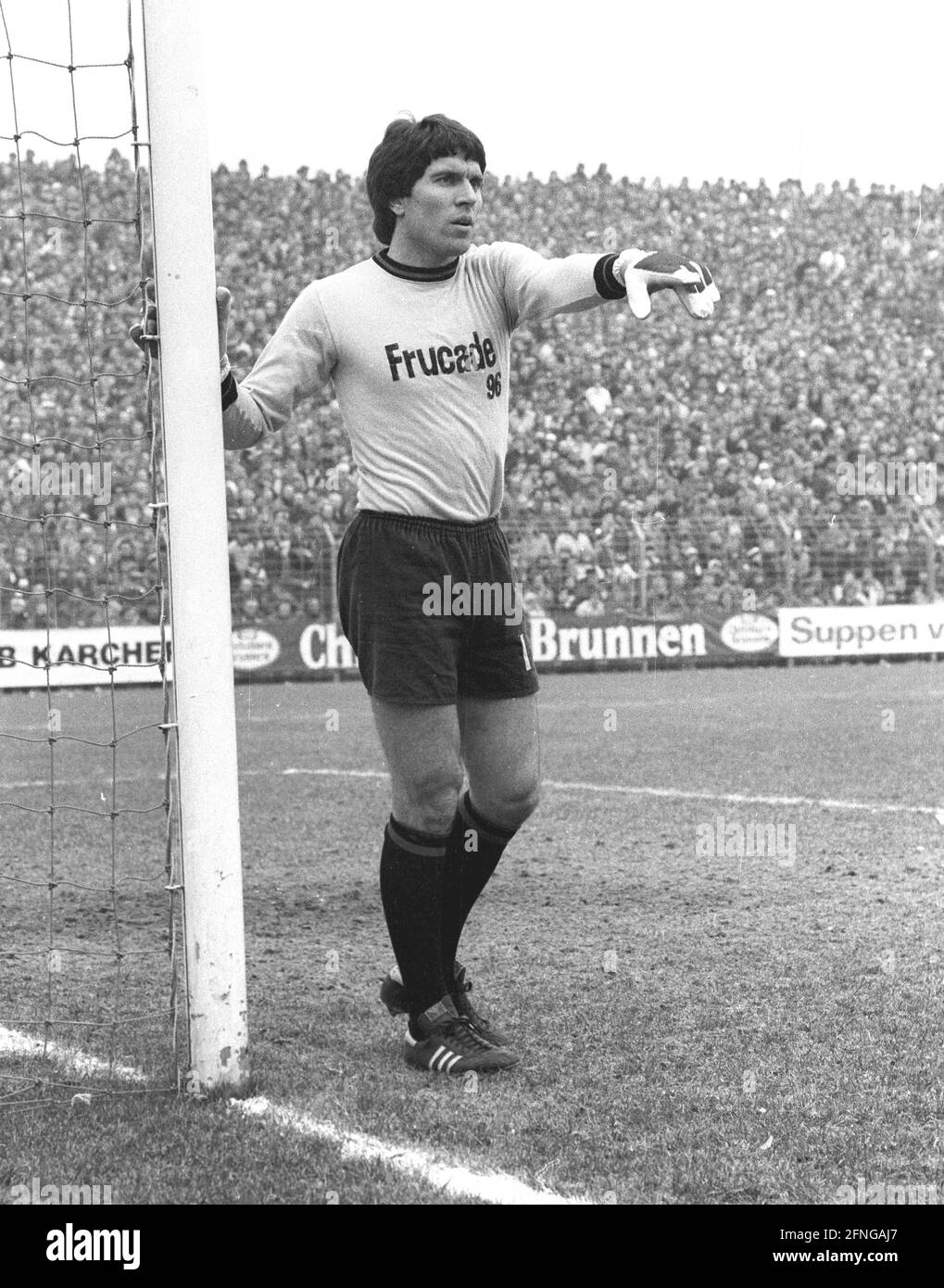 Arminia Bielefeld - Hannover 96 2:0 / 15.03.1980 / Goalkeeper Jürgen Rynio shows DFL REGULATIONS PROHIBIT ANY USE OF PHOTOGRAPHS AS IMAGE SEQUENCES AND/OR QUASI-VIDEO [automated translation] Stock Photo