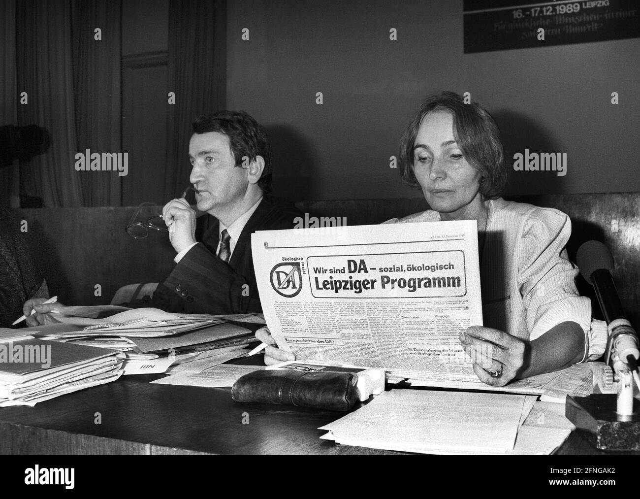 Germany, East Berlin, 17.12.1989. Archive No.: 11-58 Extraordinary Party  Congress of the SED Photo: Wolfgang Schnur (left) and Geba Koepler (right)  [automated translation] Stock Photo - Alamy