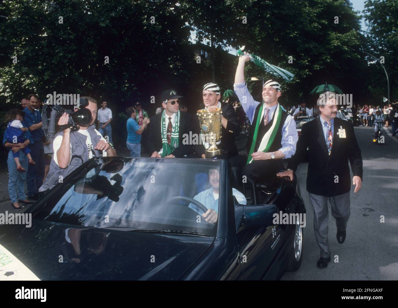 Moving Borussia Mönchengladbach as DFB cup winner 1995. the Gladbacher players in the convertible with cup 25.06.1995. V.l: Christian Hochstätter, Michael Klinkert (with cup) and Uwe Kamps. [automated translation] Stock Photo