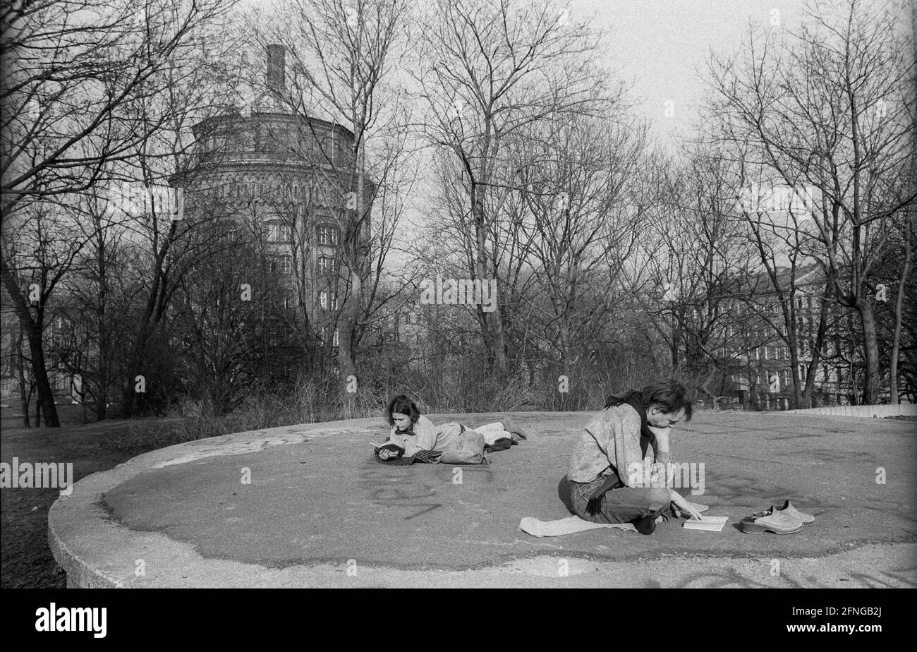 Germany, Berlin, 14.03.1991, spring at the water tower, reader ...