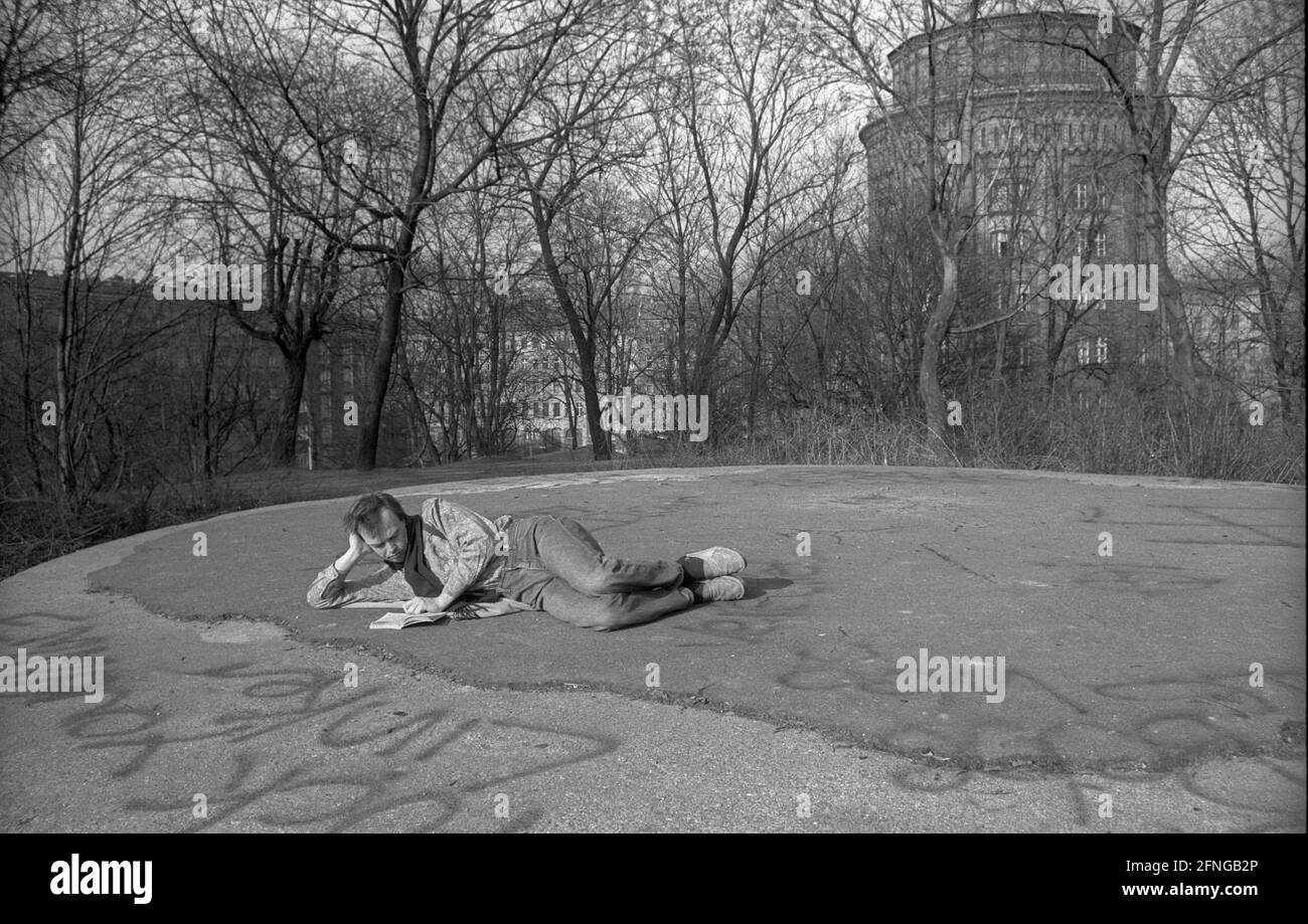 Germany, Berlin, 14.03.1991, spring at the water tower, reader ...