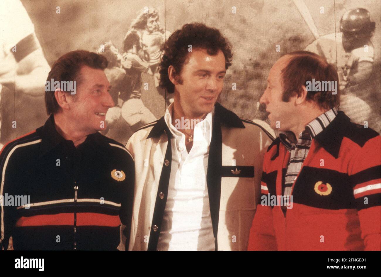 Franz Beckenbauer (centre) at a press conference held by Adidas in Herzogenaurach with Fritz Walter (left) and Uwe Seeler on 17.11.1977. [automated translation] Stock Photo