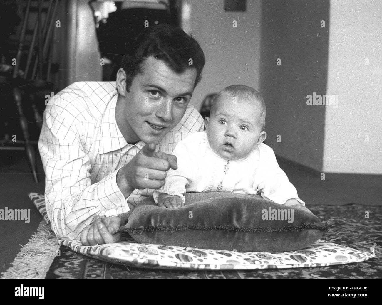Franz Beckenbauer (FC Bayern Munich) with his son Michael 18.04.1967 [automated translation] Stock Photo