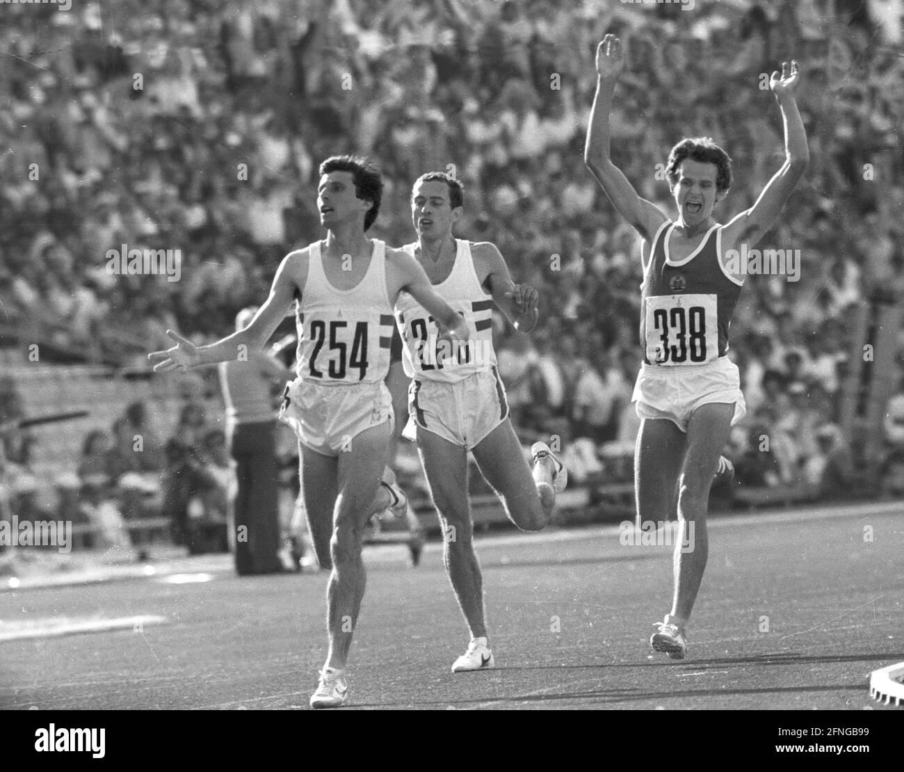Olympic Games 1980 Moscow / Athletics / 1500m finish photo: Sebastian Coe (front left) as winner at the finish. Behind him: Steve Ovett (bronze/both GBR). On the right Jürgen Straub (GDR) celebrates his silver medal. 31.07.1980. [automated translation] Stock Photo