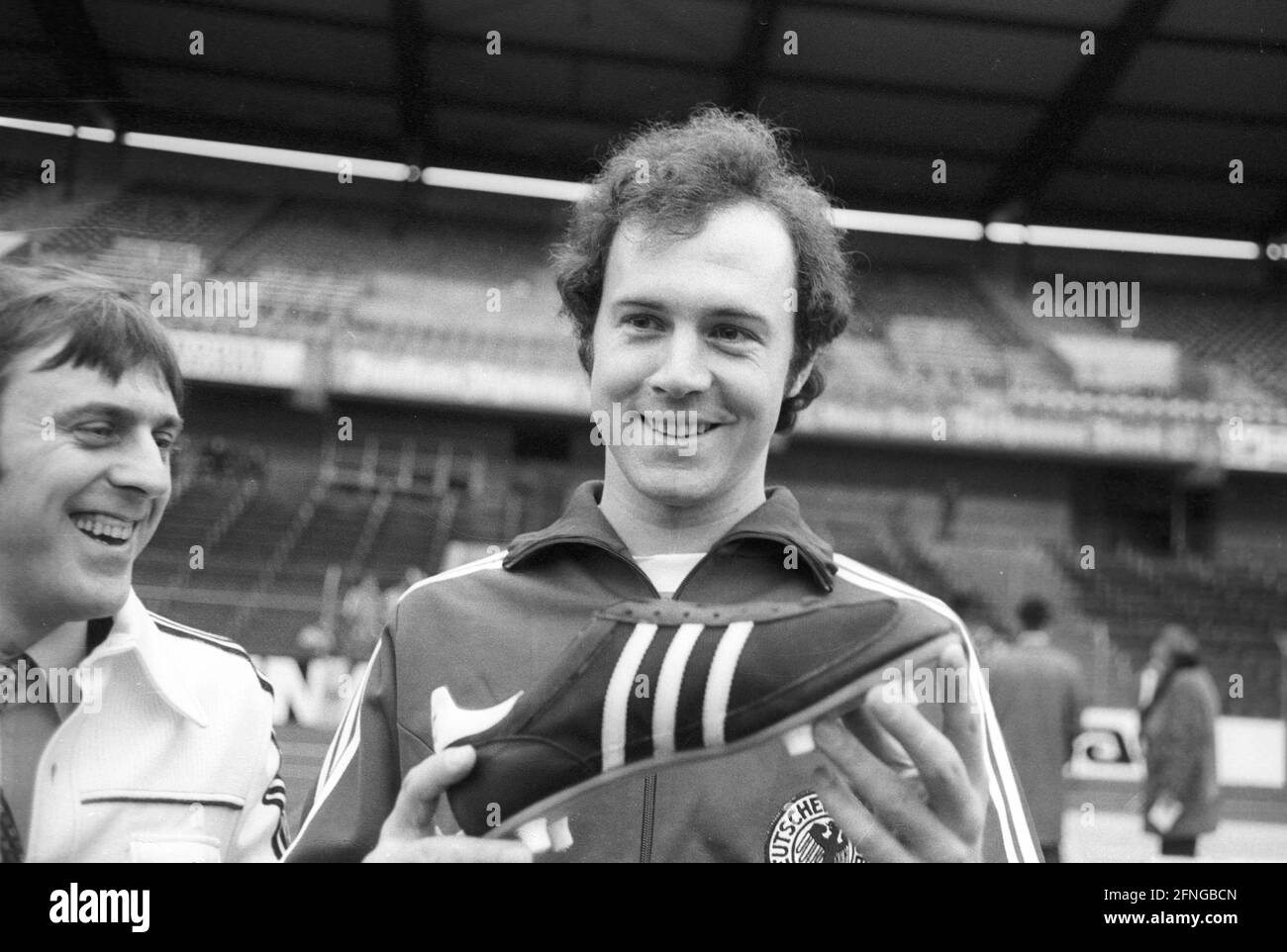 Franz Beckenbauer (German national team) with Adidas shoe 21.02.1977 (estimated). [automated translation] Stock Photo