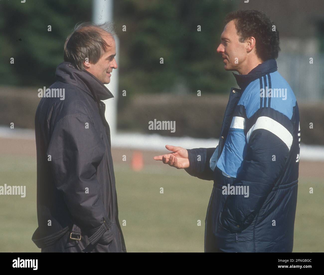 Training of the German national football team in Kaiserau 15.3.1987 (estimated). Team manager Franz Beckenbauer (German national football team) with team doctor Professor Heinz Liesen (left). Copyright for journalistic use only! Only for editorial use! Copyright only for journalistic use ! Only for editorial use! [automated translation] Stock Photo