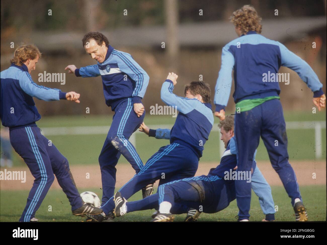 National coach Franz Beckenbauer (Germany) action at the training puts through against 4 players , left Andreas Brehmee 01.05.1989 (date estimated) Copyright only for journalistic purposes! Only for editorial use! Copyright only for journalistic use ! Only for editorial use! [automated translation] Stock Photo