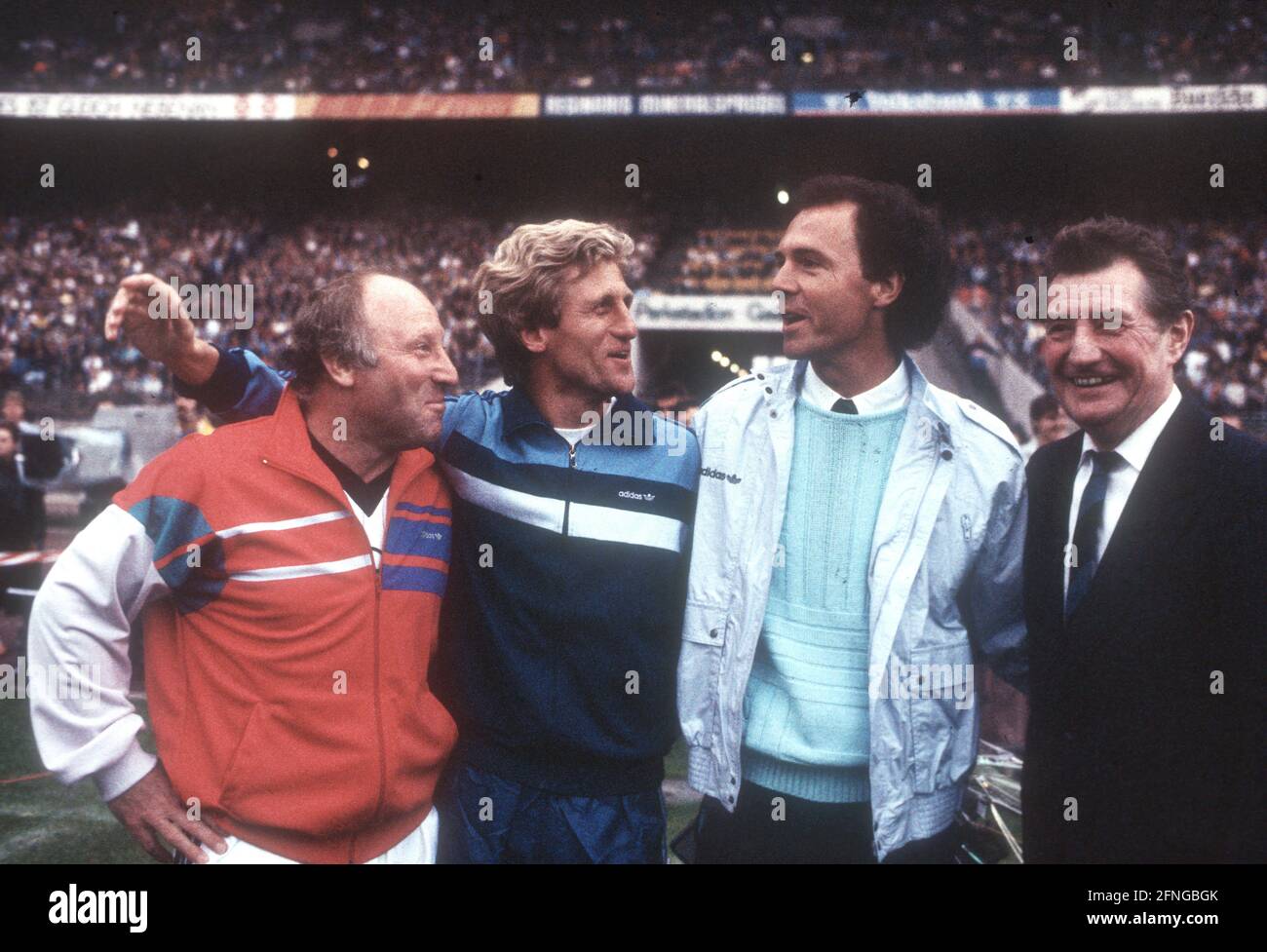 Farewell match for Klaus Fichtel on 26.08.1986 at the Parkstadion in Gelsenkirchen. From left: The three honorary captains of the German national team: Uwe Seeler, Franz Beckenbauer and Fritz Walter (from left) with Klaus Fichtel (2nd from left).  No model release ! [automated translation] Stock Photo