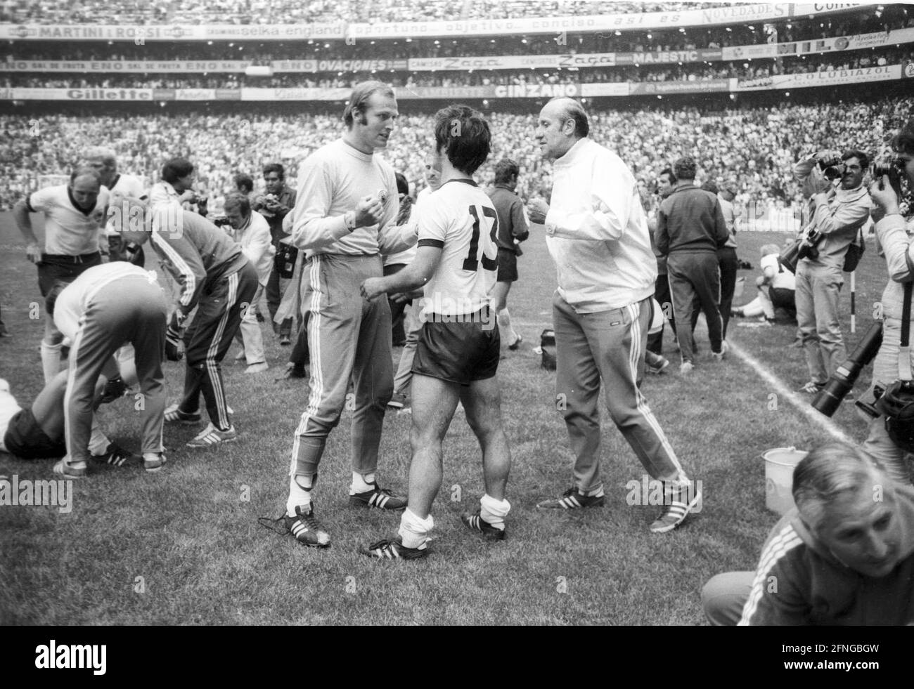 World Cup 1970: Germany - Italy 3:4 n.V. on 17.06.1970 in Mexico City.  The German team in the overtime break. In the middle of the picture: Manfred Manglitz (left) talks to Gerd Müller (13). On the right, national coach Helmut Schön.  No model release ! [automated translation] Stock Photo