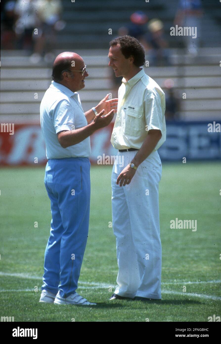 FB-WM86 in Mexico Germany- Uruguay 1:1/ National coach Omar Borras (Uruguay, left) talking to national coach Franz Beckenbauer (Germany) 04.06.1986 [automated translation] Stock Photo