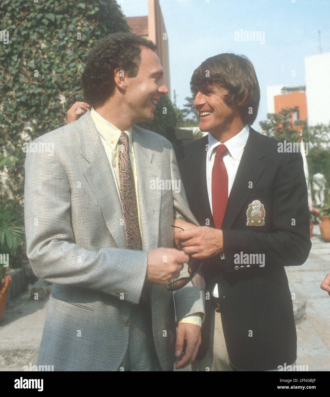 Football World Cup 1986 in Mexico. Team manager Franz Beckenbauer (left/German national team) and Bora Milutinovic (Mexico national team coach) 19.06.1986. [automated translation] Stock Photo