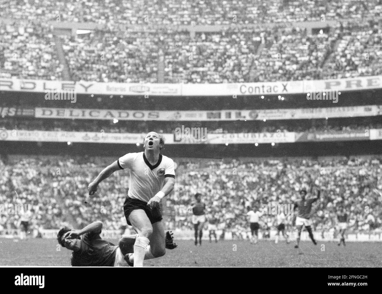 World Cup 1970: Germany - Italy 3:4 n.V. on 17.06.1970 in Mexico City.  Uwe Seeler (Deut.) action, looking after the ball.  No model release ! [automated translation] Stock Photo