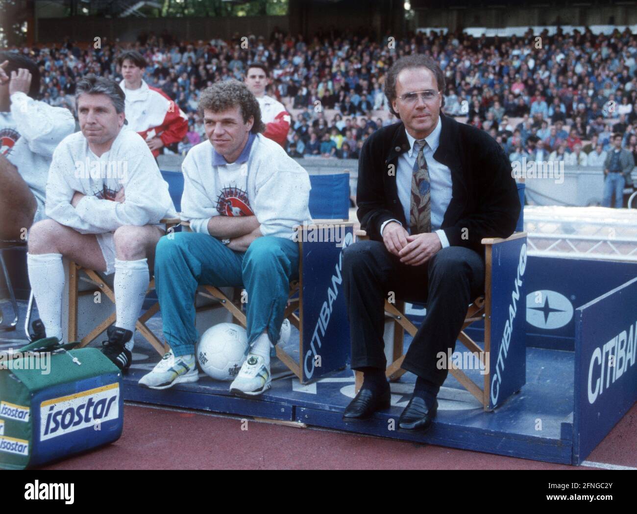 Farewell match for Pierre Littbarski on 04.05.1993 in Cologne. Coach's bench with Franz Beckenbauer (right). Next to him: Physiotherapist Jürgen Schäfer (centre) and Klaus Fischer. [automated translation] Stock Photo