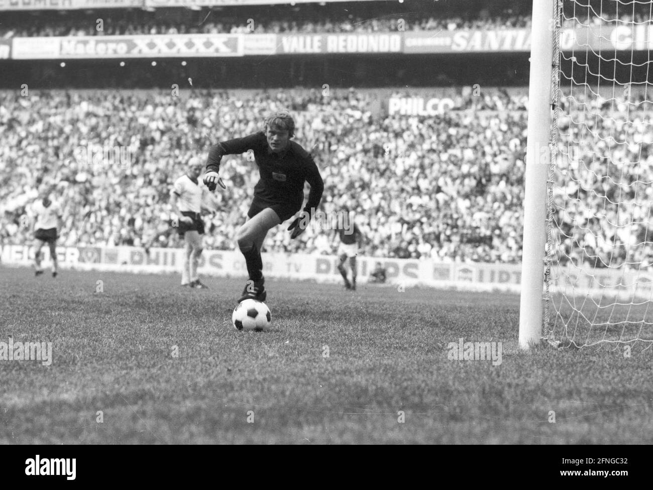 World Cup 1970: Germany - Italy 3:4 n.V. on 17.06.1970 in Mexico City Goalkeeper Sepp Maier (GER) runs after the ball No model release ! [automated translation] Stock Photo