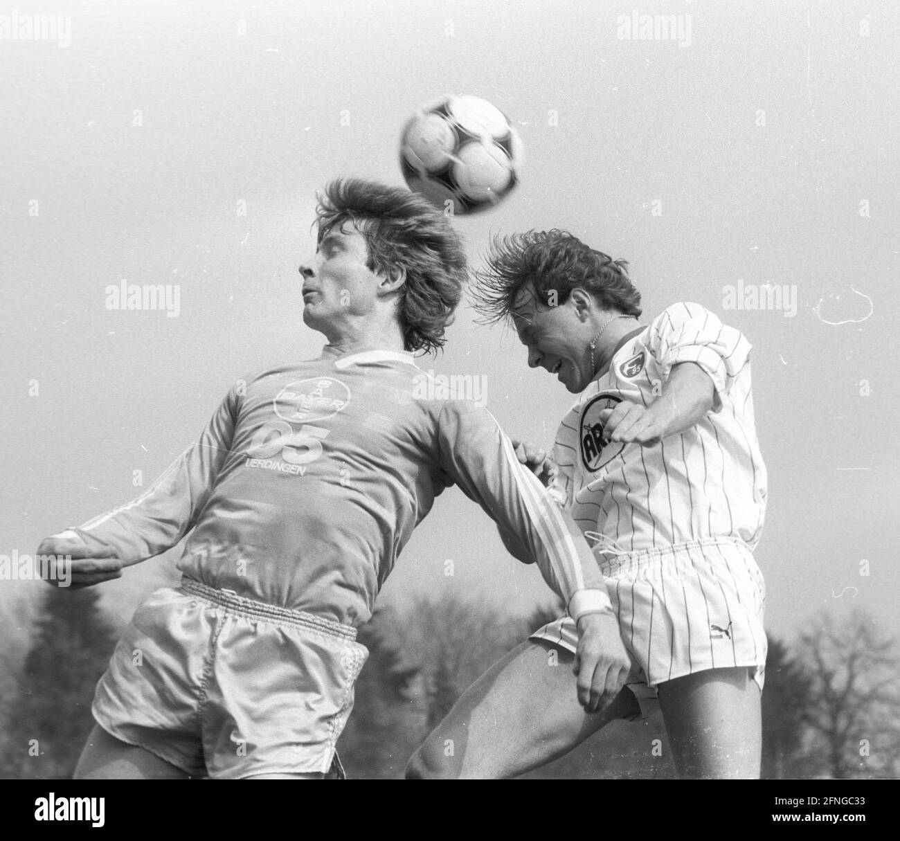 Bayer Uerdingen - Fortuna Düsseldorf 5:2 on 26.04.1986 header duel Atli Edvaldsson (Bayer) and Holmquist (right F95) [automated translation] Stock Photo