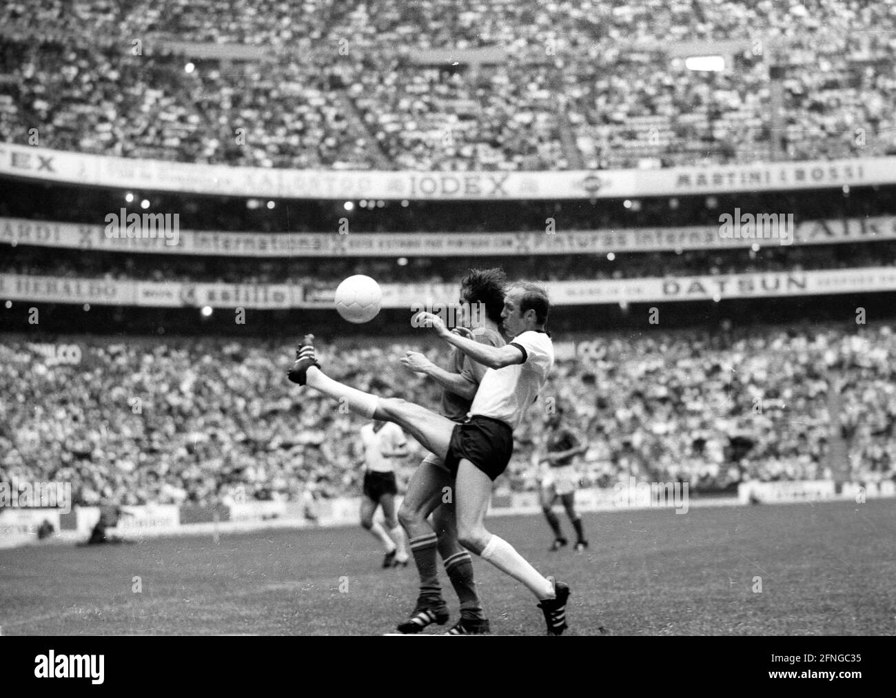 World Cup 1970: Germany - Italy 3:4 n.V. on 17.06.1970 in Mexico City / Action , Duel , in front Willi Schulz No model release ! [automated translation] Stock Photo