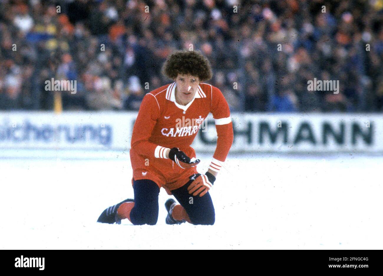 Football Bundesliga season 197879: VFB Stuttgart - 1. FC Kaiserslautern 3:0 on snow ground on 13.01.1979 Klaus Toppmöller kneeling in the snow (FCK) [automated translation] Stock Photo