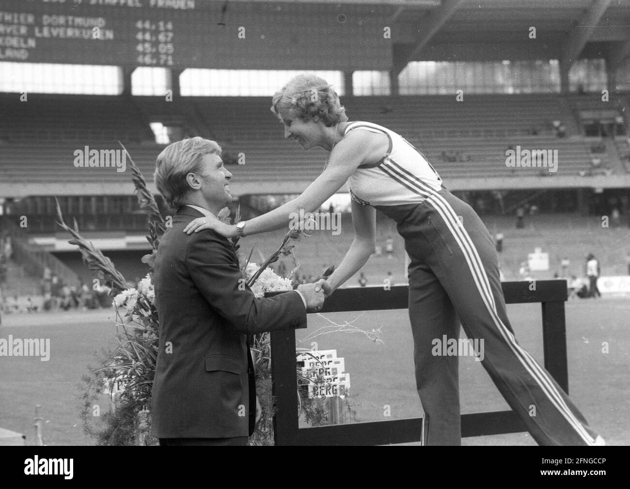 ASV sports festival in Cologne 10.08.1980. Manfred Germar honours Annegret Richter. [automated translation] Stock Photo