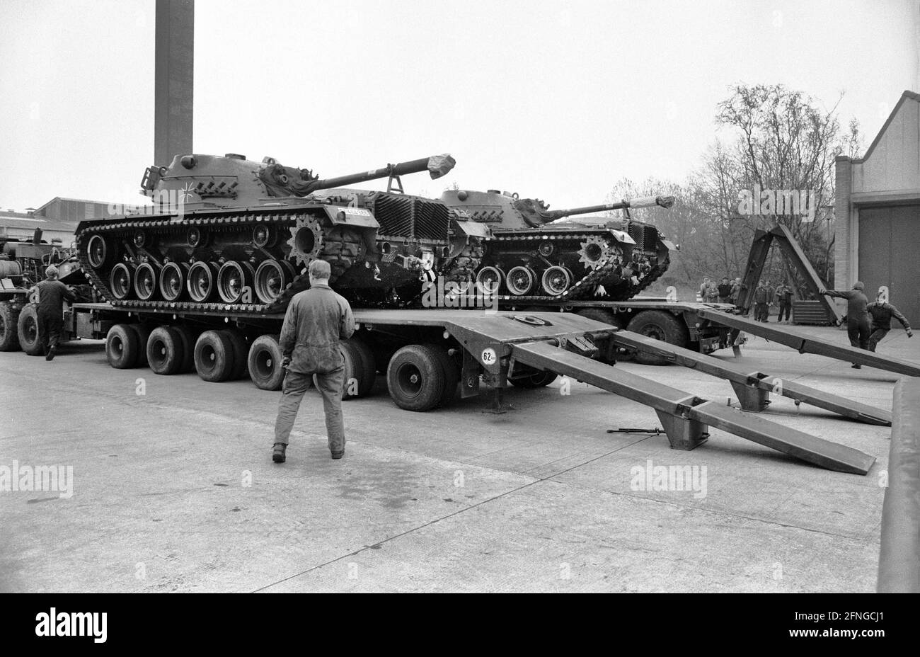 Germany, Darmstadt, 14.03.1990 Archive-No.: 14-49-09 Bundeswehr makes 235 main battle tanks M 48 unusable for combat purposes Photo:Disassembly of main battle tank M 48 [automated translation] Stock Photo