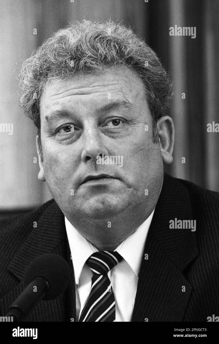 Germany, Bonn , 23.02.1990 Archive-No.: 14-05-35 GDR Minister of the Environment Diederich in Bonn Photo: GDR Minister of the Environment Dr. Peter Diederich [automated translation] Stock Photo