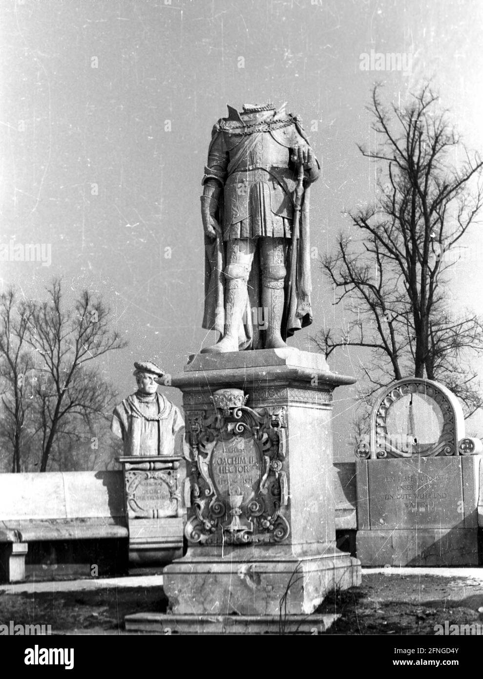 City views Berlin November 1946 / 12.11.1946 (date estimated) Monument of Joachim II Hector ( Elector of Brandenburg ) with severed head [automated translation] Stock Photo